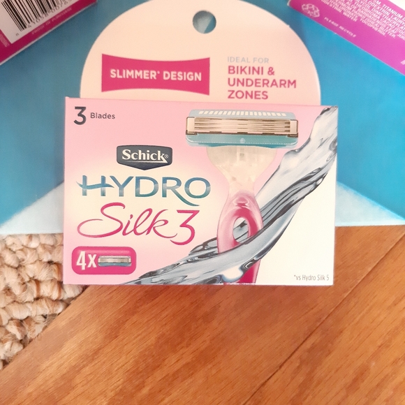 Schick Hydro Silk 3 Razor Bundle - Picture 15 of 16